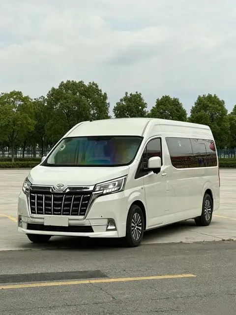 Toyota Hiace 2024 — фото 1