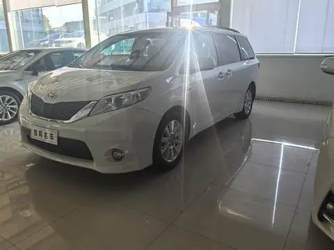 Toyota SIENNA 2015 — фото 1