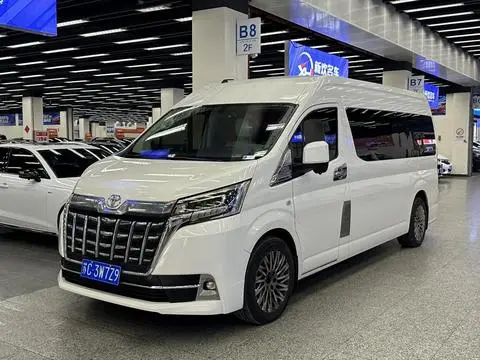 Toyota Hiace 2022 — фото 1