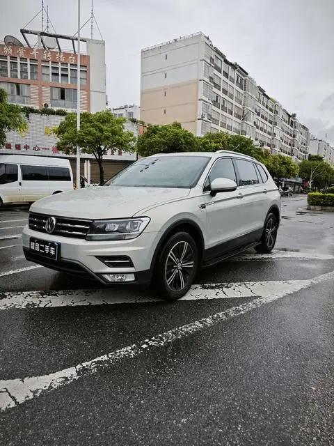 Volkswagen Tiguan L 2020 — фото 1