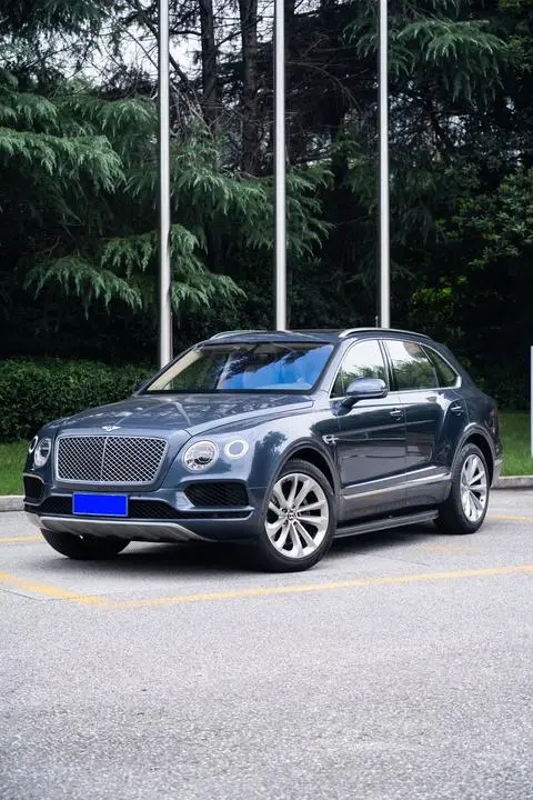 Bentley 添越 2017 — фото 1