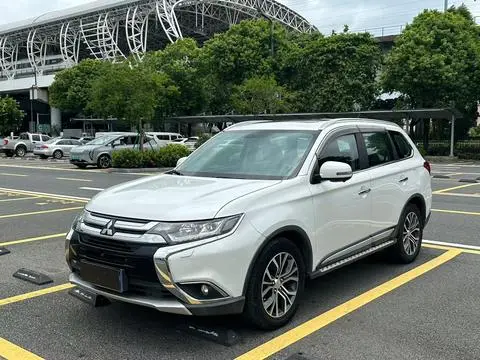Mitsubishi 欧蓝德 2016 — фото 1
