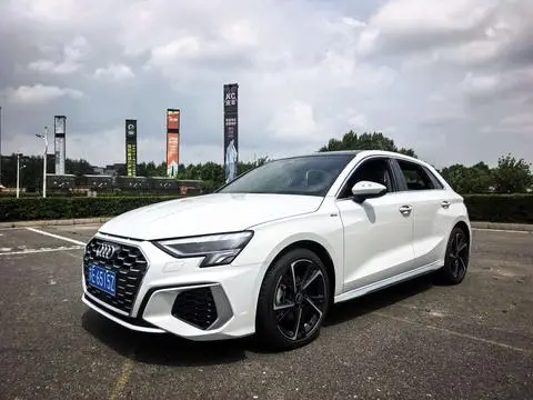 Audi A3 2023 — фото 1
