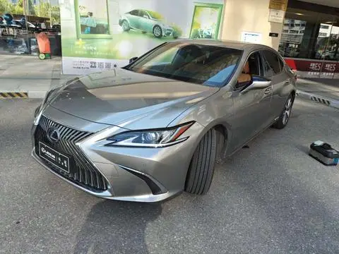Lexus ES 2020