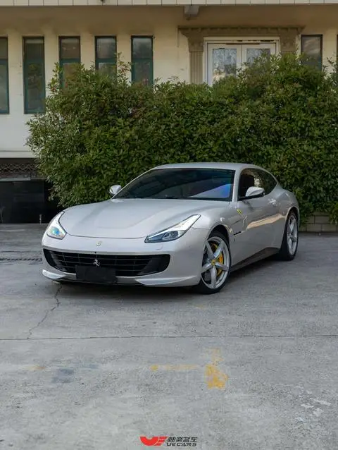 Ferrari GTC4Lusso 2017 — фото 1