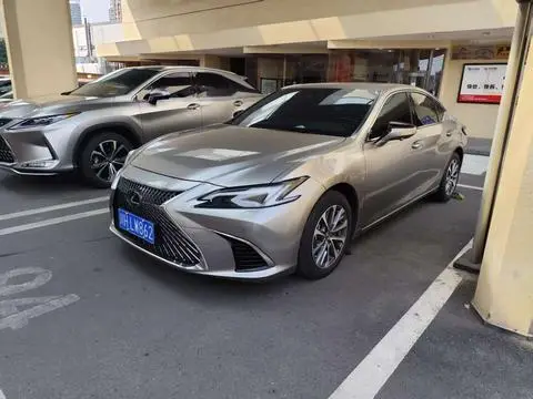 Lexus ES 2025