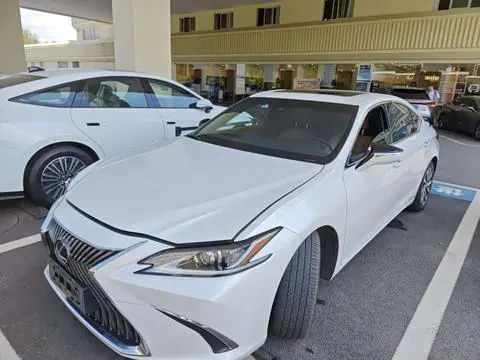 Lexus ES 2020