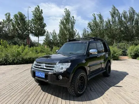 Mitsubishi 帕杰罗 2010