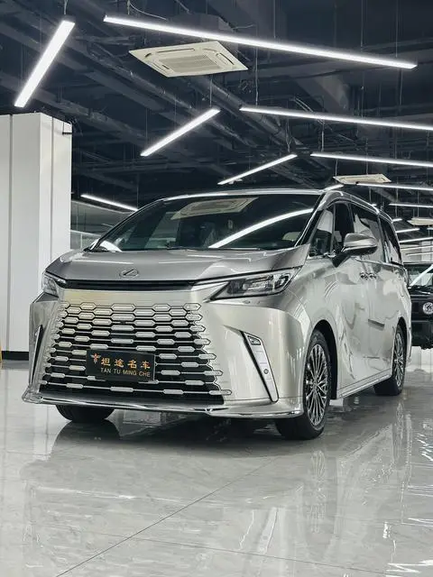 Lexus LM 2025