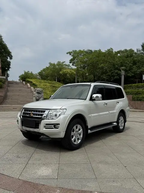 Mitsubishi 帕杰罗 2015