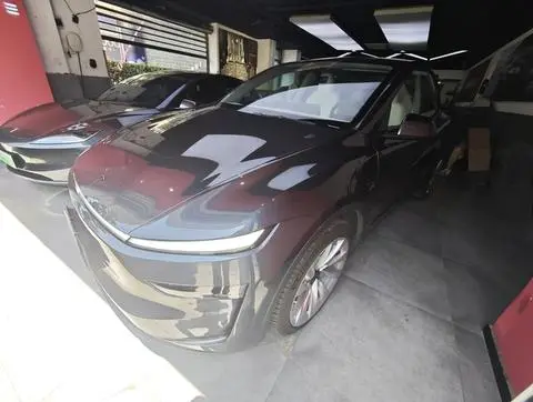 Tesla Model Y 2025