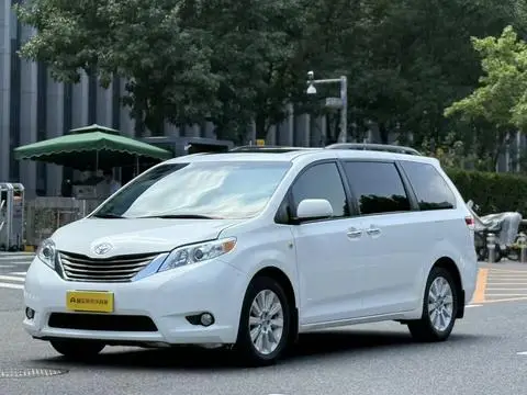 Toyota SIENNA 2015 — фото 1