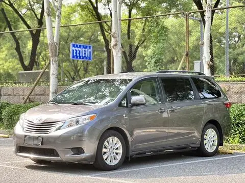 Toyota SIENNA 2017 — фото 1