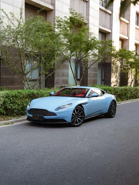 Aston Martin DB11 2020 — фото 1