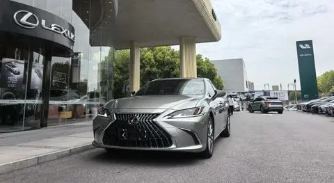 Lexus ES 2022 — фото 1