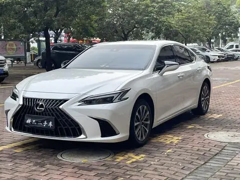 Lexus ES 2025
