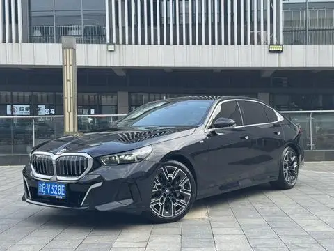 BMW 5 Series 2024 — фото 1