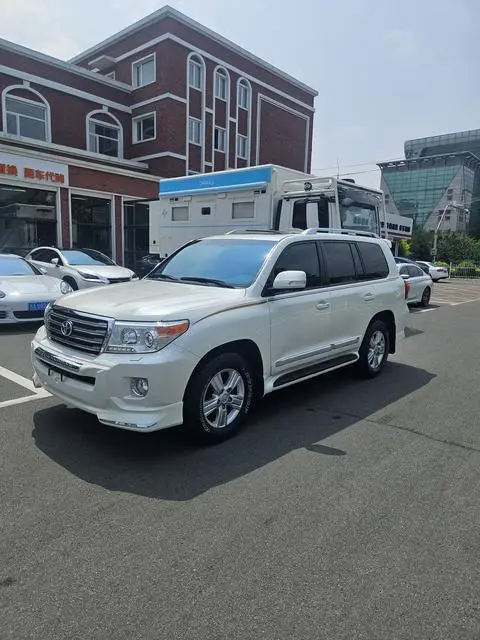 Toyota Land Cruiser 2014 — фото 1