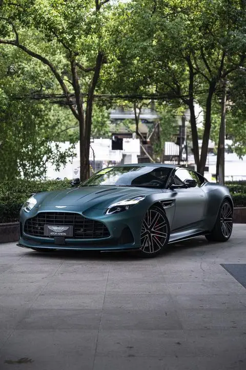 Aston Martin DB12 2024