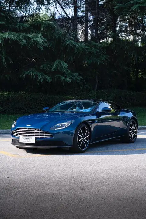 Aston Martin DB11 2022 — фото 1
