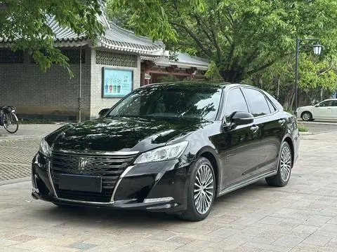 Toyota Crown 2018 — фото 1