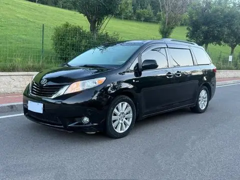 Toyota SIENNA 2017 — фото 1