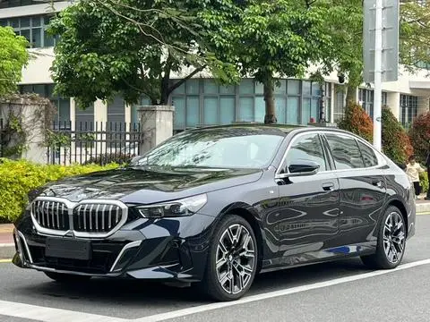 BMW 5 Series 2025 — фото 1