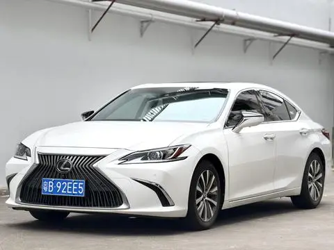 Lexus ES 2018 — фото 1
