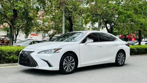 Lexus ES 2022 — фото 1