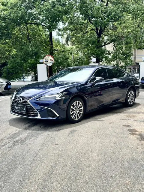 Lexus ES 2025