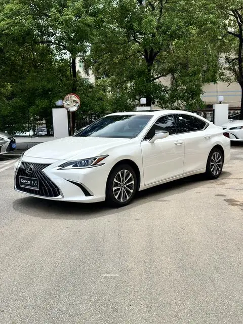 Lexus ES 2022