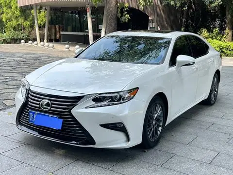 Lexus ES 2017 — фото 1