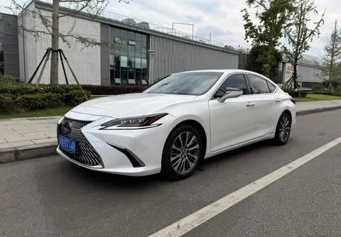 Lexus ES 2020