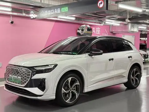Audi Q4 e-tron 2023 — фото 1