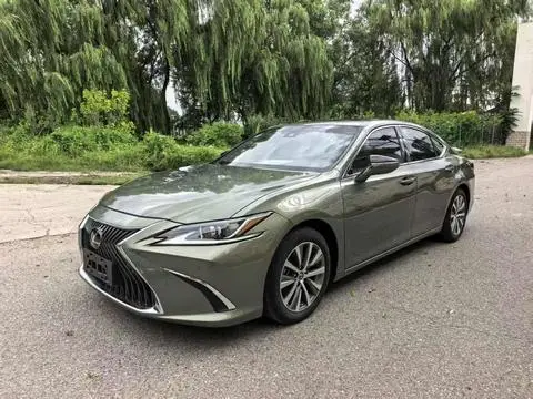 Lexus ES 2018 — фото 1