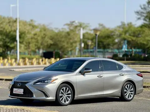 Lexus ES 2020 — фото 1