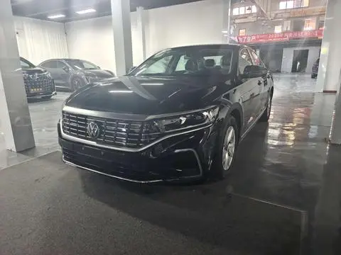 Volkswagen PassatPHEV 2025