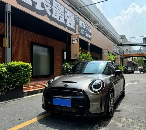MINI MINI 2023