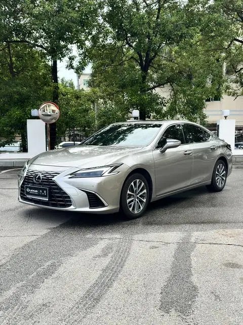 Lexus ES 2025