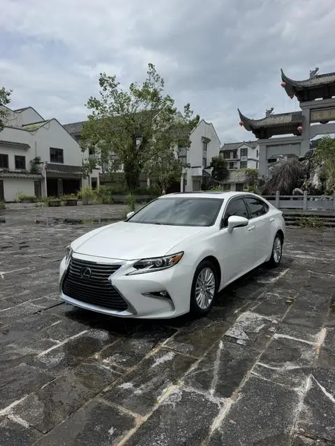 Lexus ES 2015 — фото 1