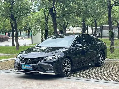Toyota Camry 2023 — фото 1