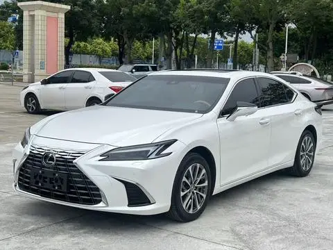 Lexus ES 2025