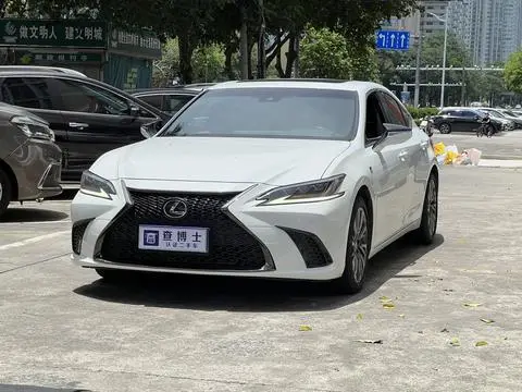 Lexus ES 2020 — фото 1