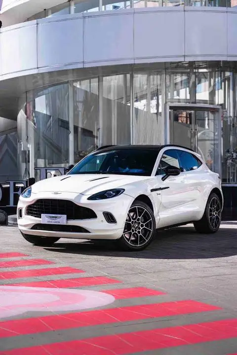 Aston Martin DBX 2021