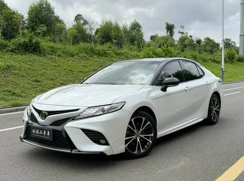 Toyota Camry 2019 — фото 1