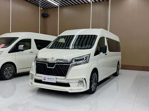 Toyota Hiace 2023 — фото 1