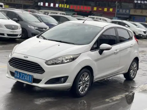 Ford Fiesta 2013 — фото 1