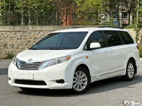 Toyota SIENNA 2015 — фото 1