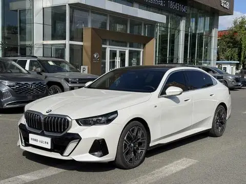 BMW 5 Series 2025 — фото 1