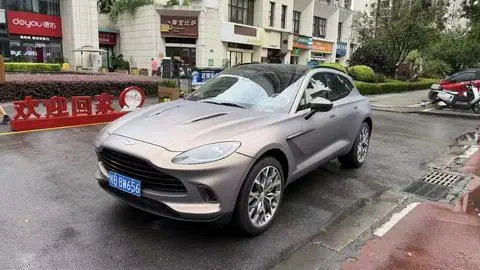Aston Martin DBX 2020